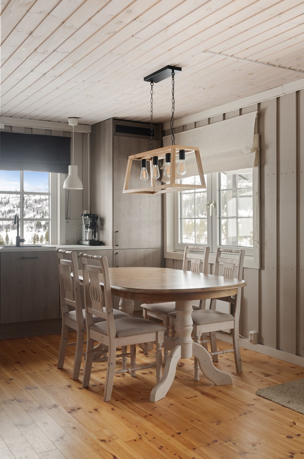 Kjøkkenet har også plass til et spisebord. Galleribilde