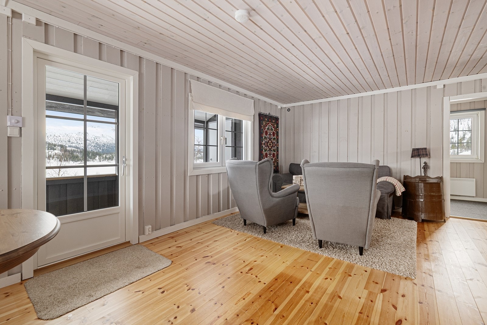 Det er åpen løsning mot stuen hvor det er plass til en sofagruppe. Galleribilde