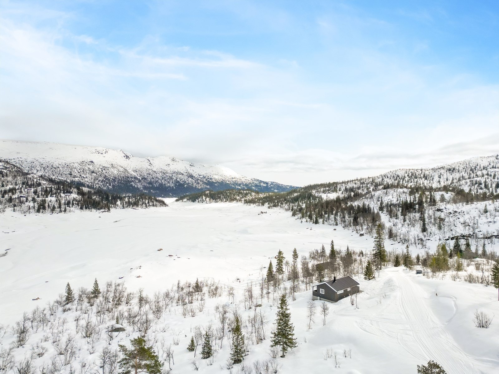 Eiendommen ligger nydelig og usjenert til ca. 760 moh. i et spredt hytteområde i Botndalen i Tokke kommune. Området byr på flott turterreng sommer som vinter. Det er ca. 25 km til sentrum av Dalen. Galleribilde