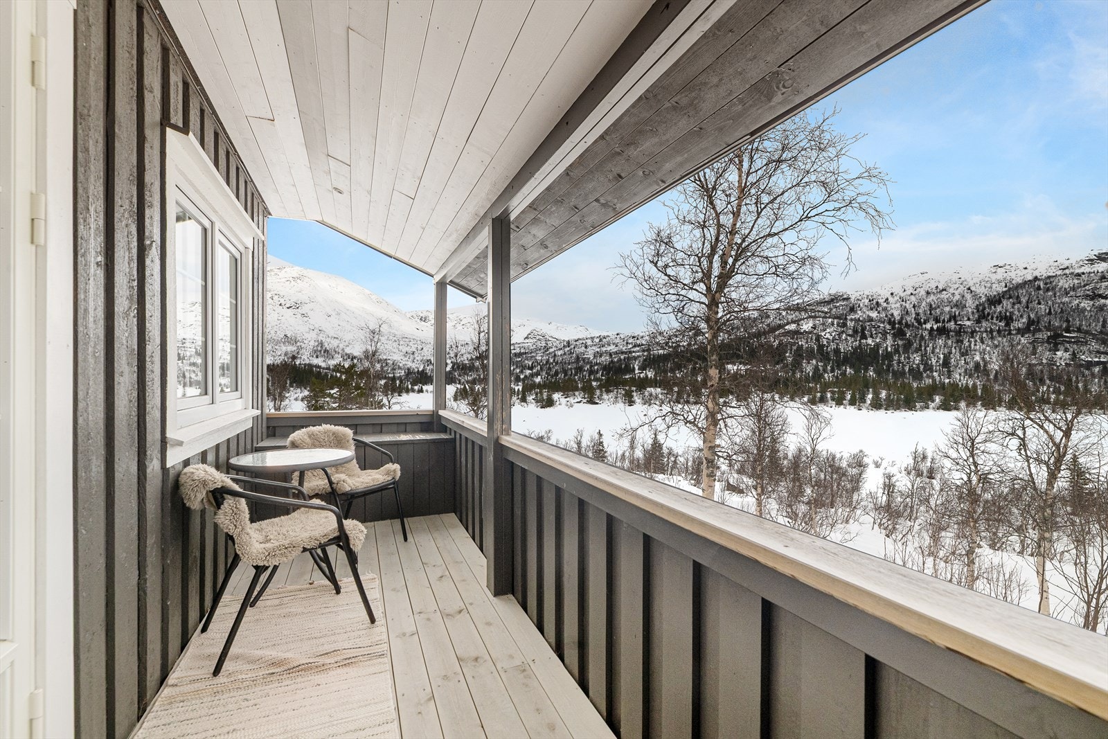EiendomsMegler1 ved Ann Helén Jamtveit presenterer Kilerovavegen 335! Foto: Inbovi Galleribilde