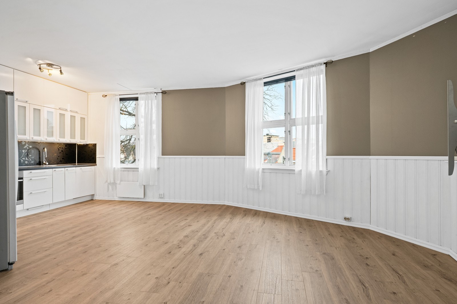 Fint beliggende på hjørnet av bygget, med store vinduer som gir fint lys Galleribilde