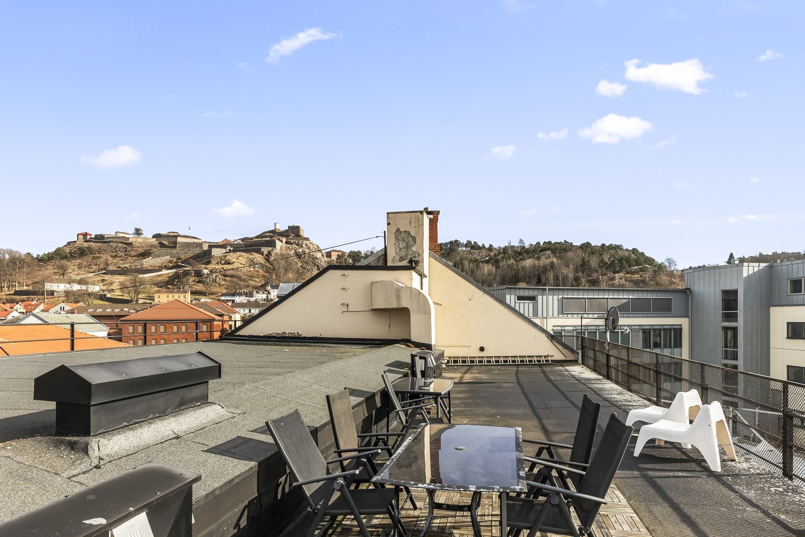 Fra bygningens tak er det en felles takterrasse med utsikt over nærområdet og mot Fredriksten festning. Galleribilde