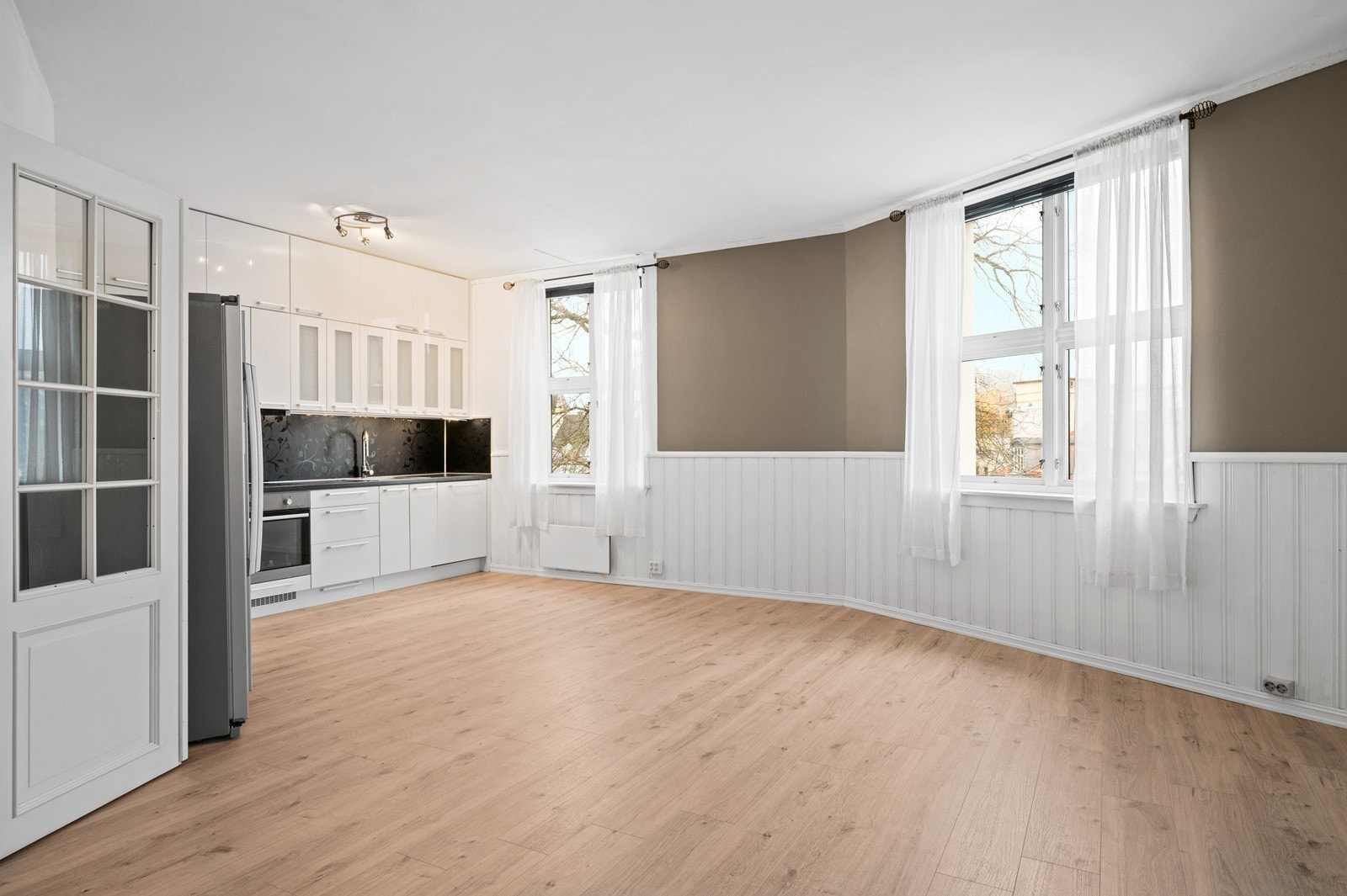 Gulvet i stuen og entreen er et nytt, moderne laminatgulv lagt i januar 2026 Galleribilde