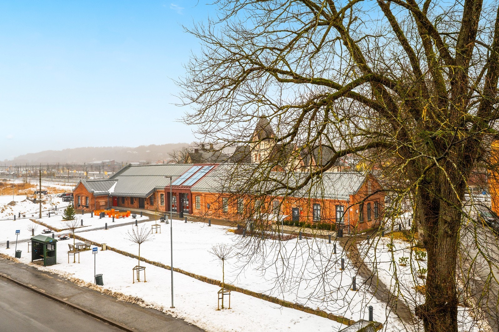 Halden stasjon ligger i umiddelbar nærhet Galleribilde