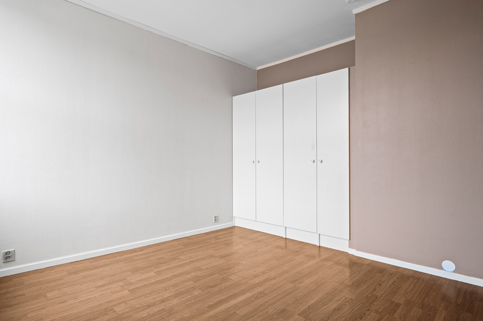 God plass for garderobeløsninger for effektiv oppbevaring. Galleribilde