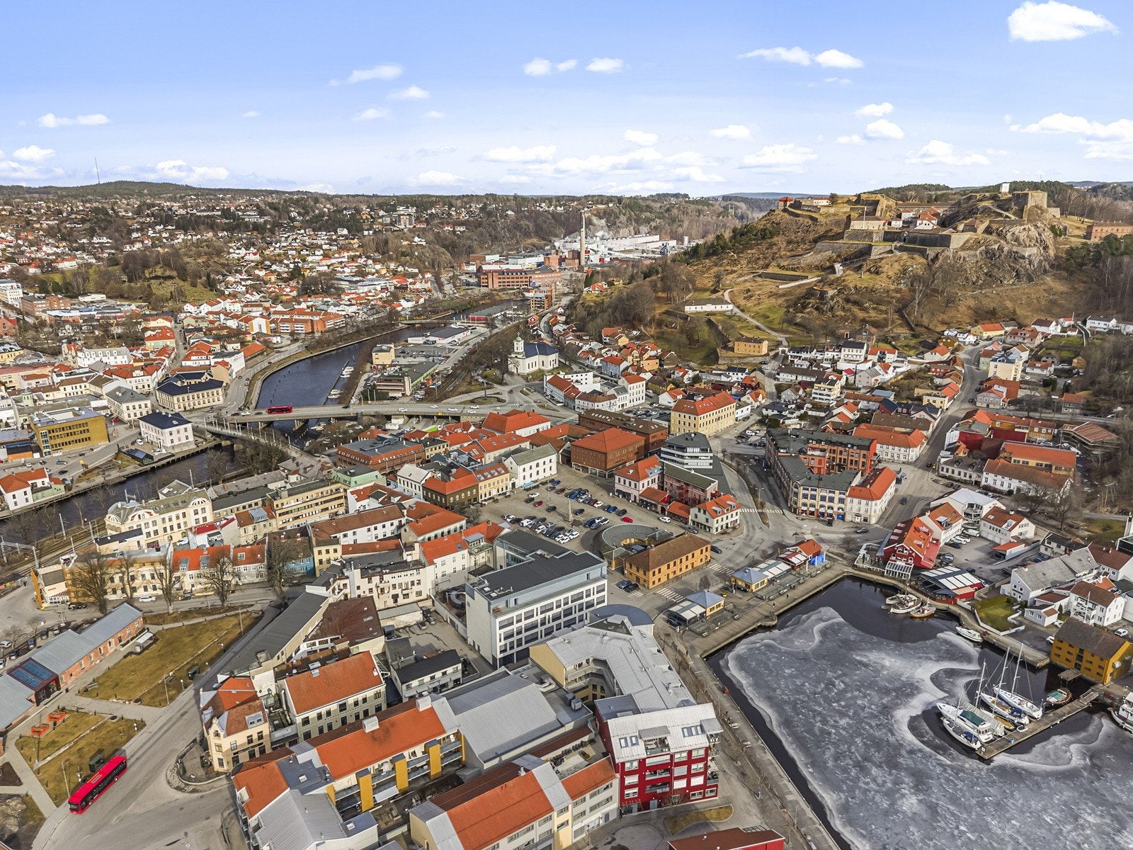 Her bor du med umiddelbar nærhet til alt av byens fasiliteter, butikker og servicetilbud. Galleribilde