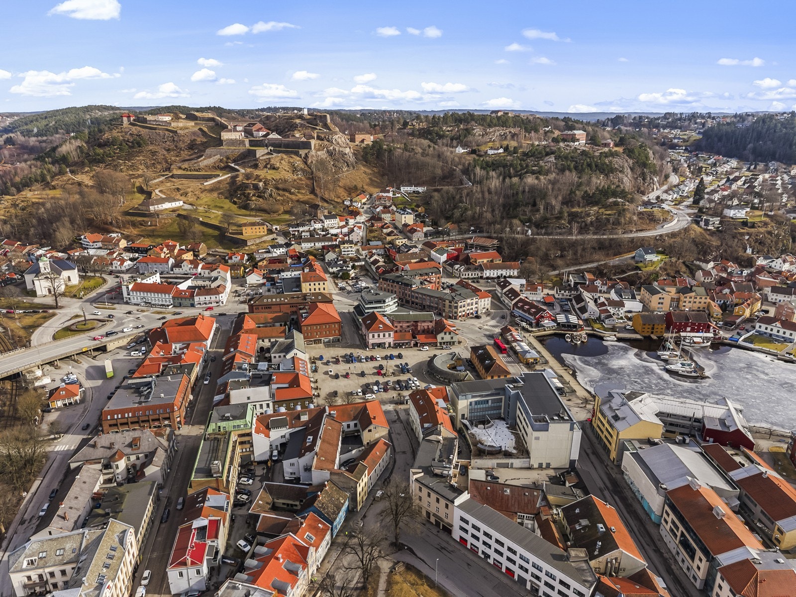 Leiligheten har en svært sentral beliggenhet i Halden sentrum. Galleribilde