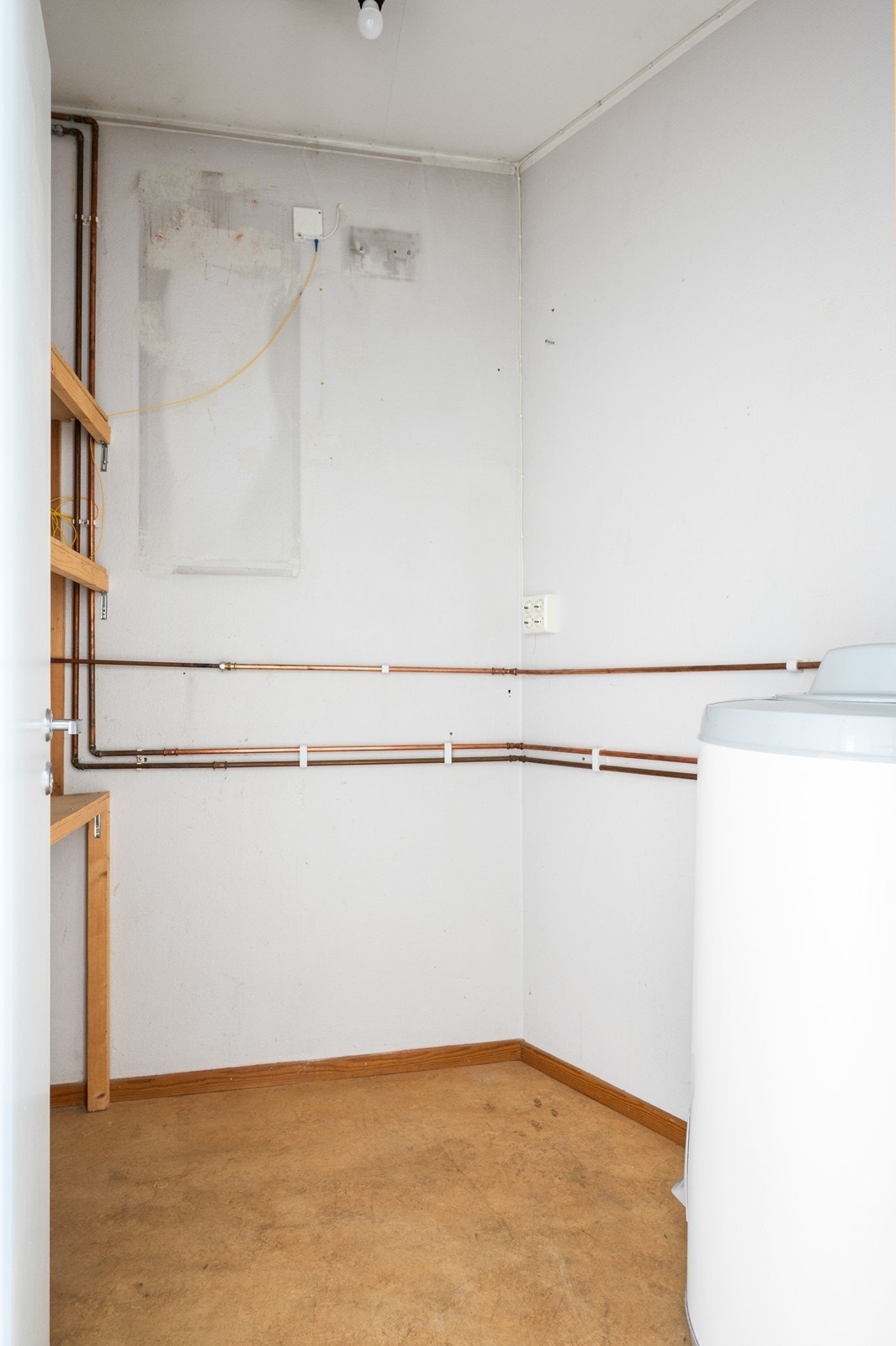 En intern bod huser varmtvannsberederen og sikringsskapet Galleribilde