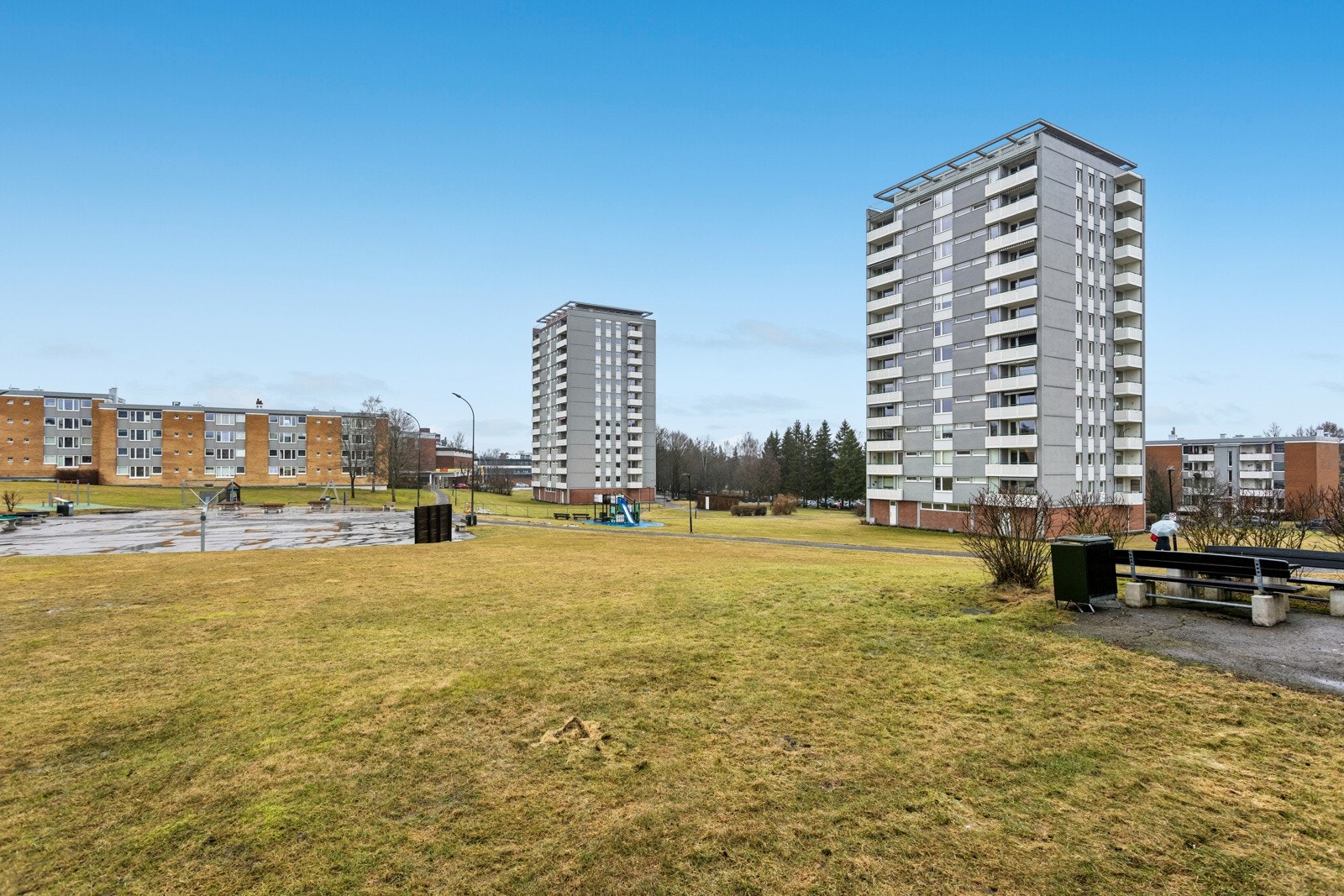 Leiligheten ligger meget sentralt og fint til på Manglerud med nærhet til Manglerud senter, buss og t-bane, samt Østensjøvannet. Galleribilde