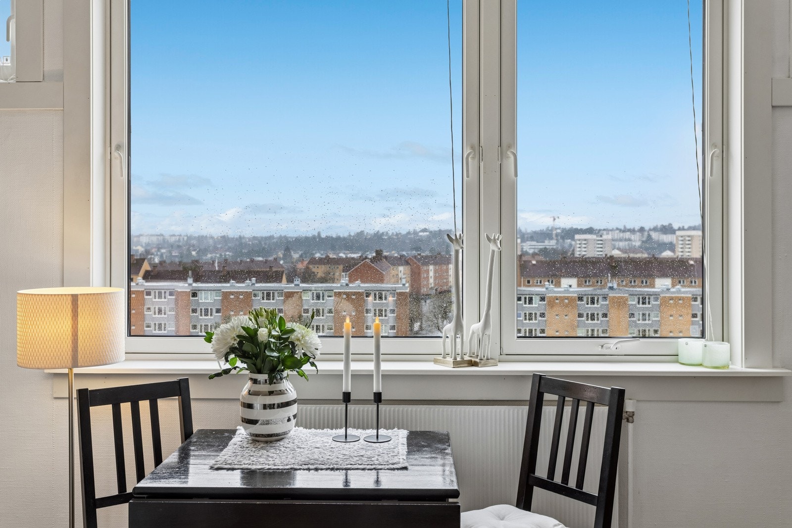 Fra store vindusflater har du flott utsikt over nærområdet. Galleribilde