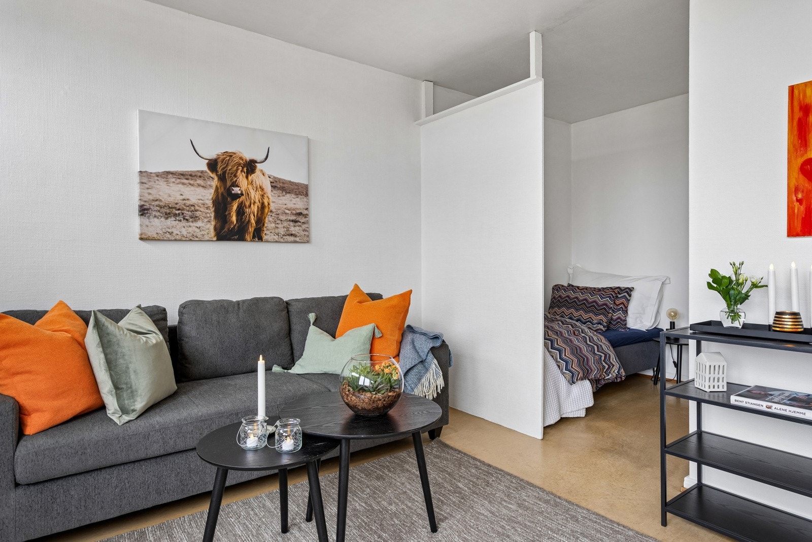 Fra stuen har du adkomst til en prakisk sovealkoveløsning. Galleribilde