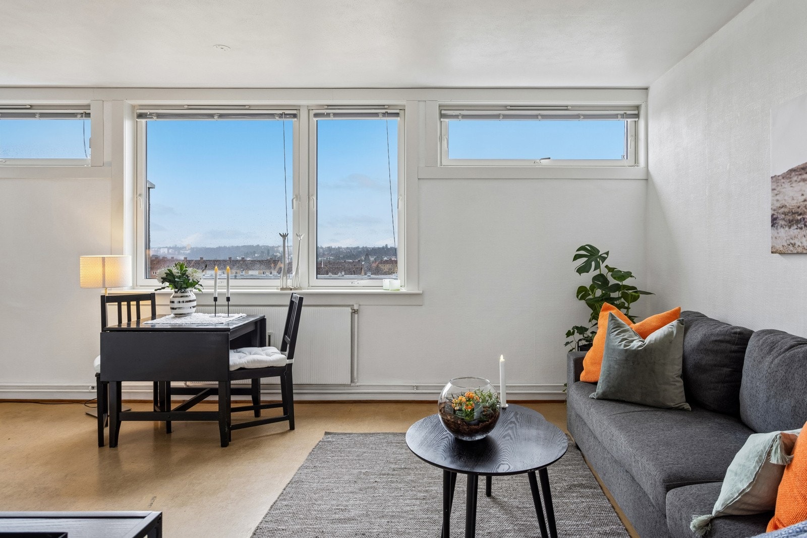 Lys og innbydende med rikelig dagslys og fin planløsning. Galleribilde