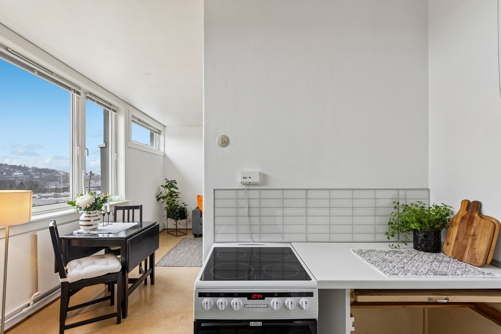 Original kjøkkeninnredning med malte slette fronter og laminat benkeplate. Galleribilde