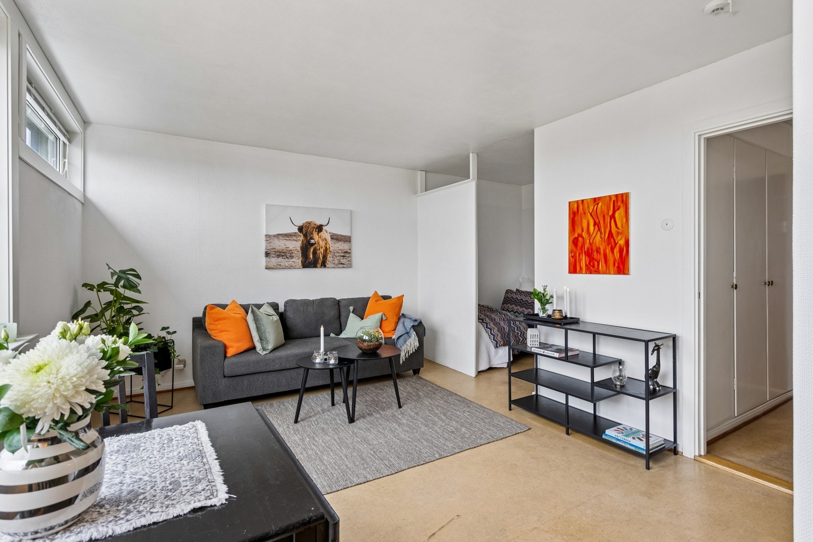 Plass til en sofagruppe, mediebenk, samt et mindre spisebord. Galleribilde