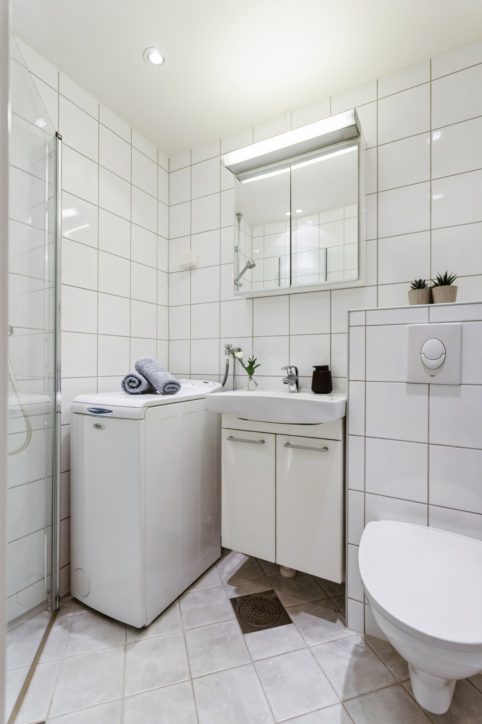 Flislagt bad som ble rehabilitert av borettslaget i 2010. Funksjonelt innredet og med plass til vaskemaskin. I tillegg fellesvaskeri i 1. etasje. Galleribilde