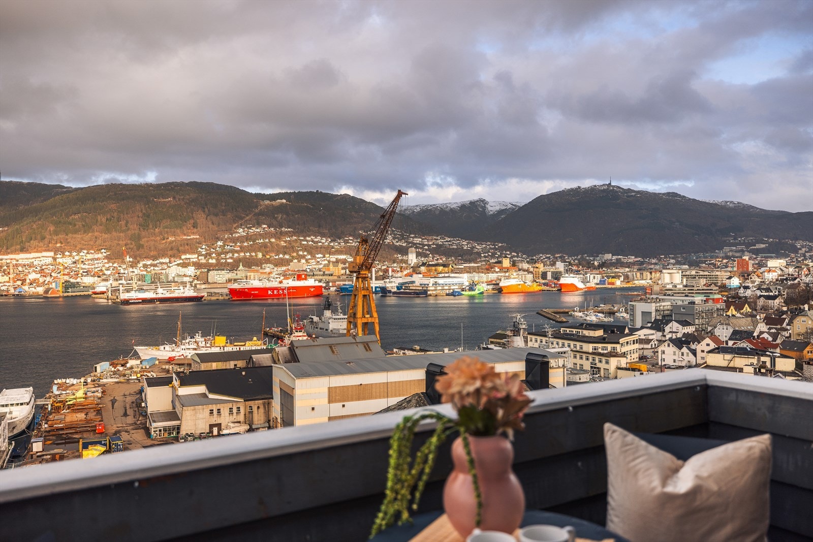 Området er hovedsakelig bebygd med flermannsboliger og tilsvarende boligbebyggelse. Galleribilde