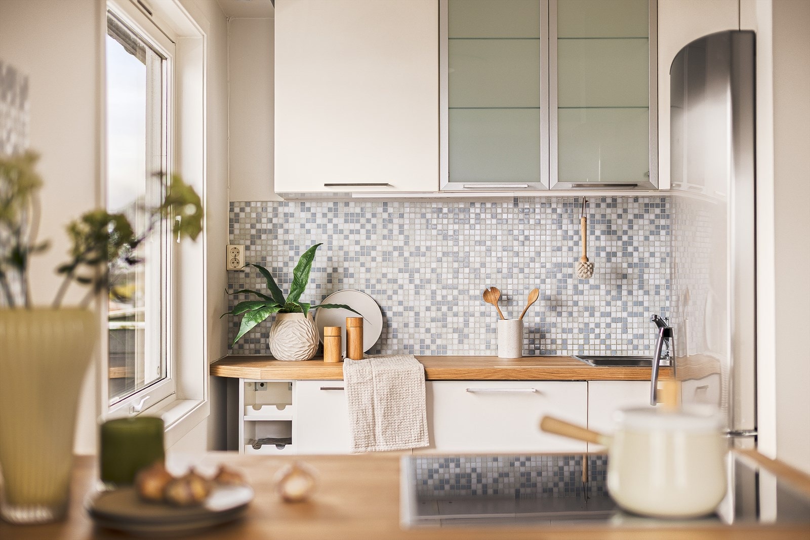 Ikea kjøkkeninnredning med slette fronter, noe som letter rengjøringen. Galleribilde