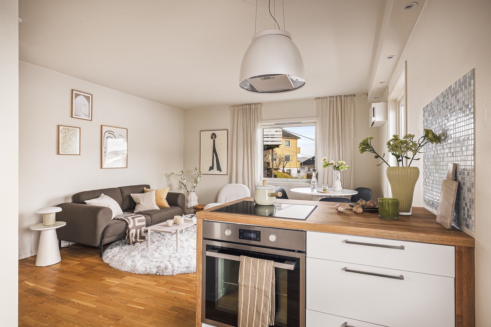 Stekeovn, platetopp og oppvaskmaskin er integrert. Galleribilde