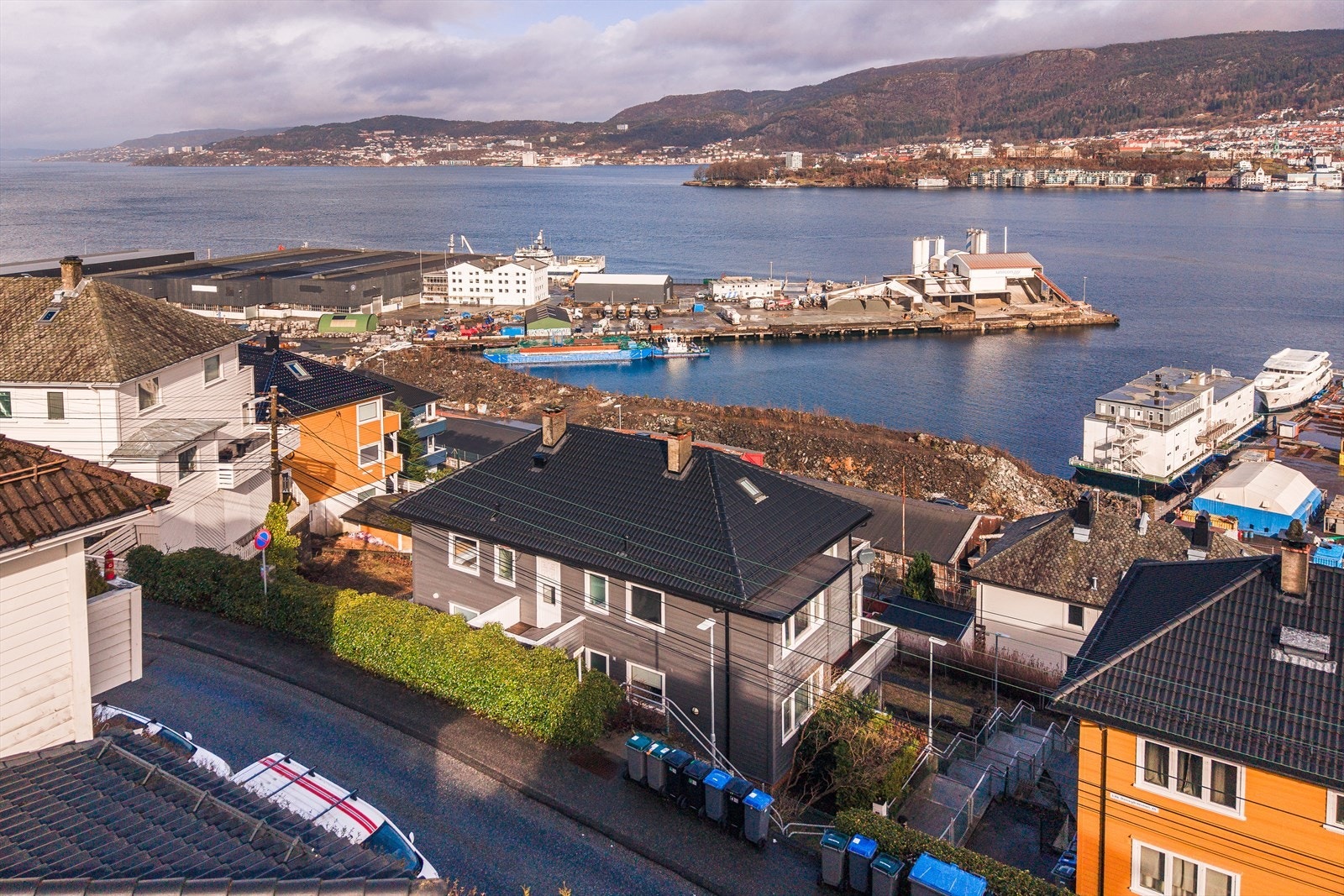 Rett bak leiligheten ligger Damsgårdsfjellet. Galleribilde