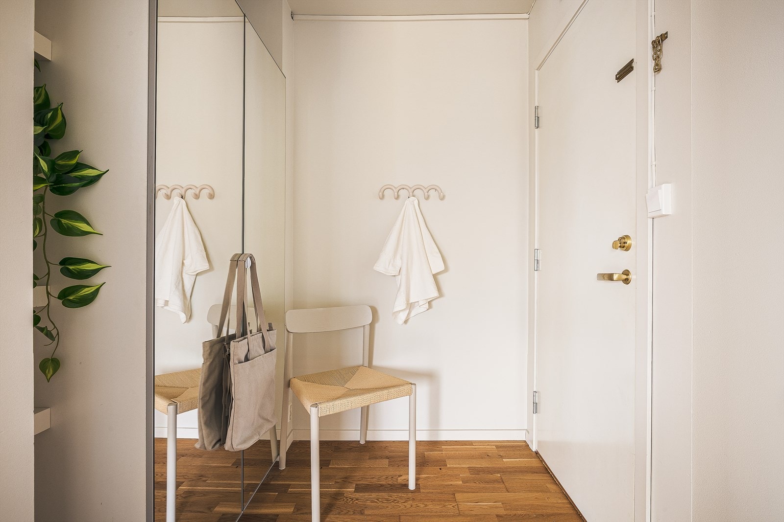 Lys og trivelig entrè/gang på 5,4m². Galleribilde