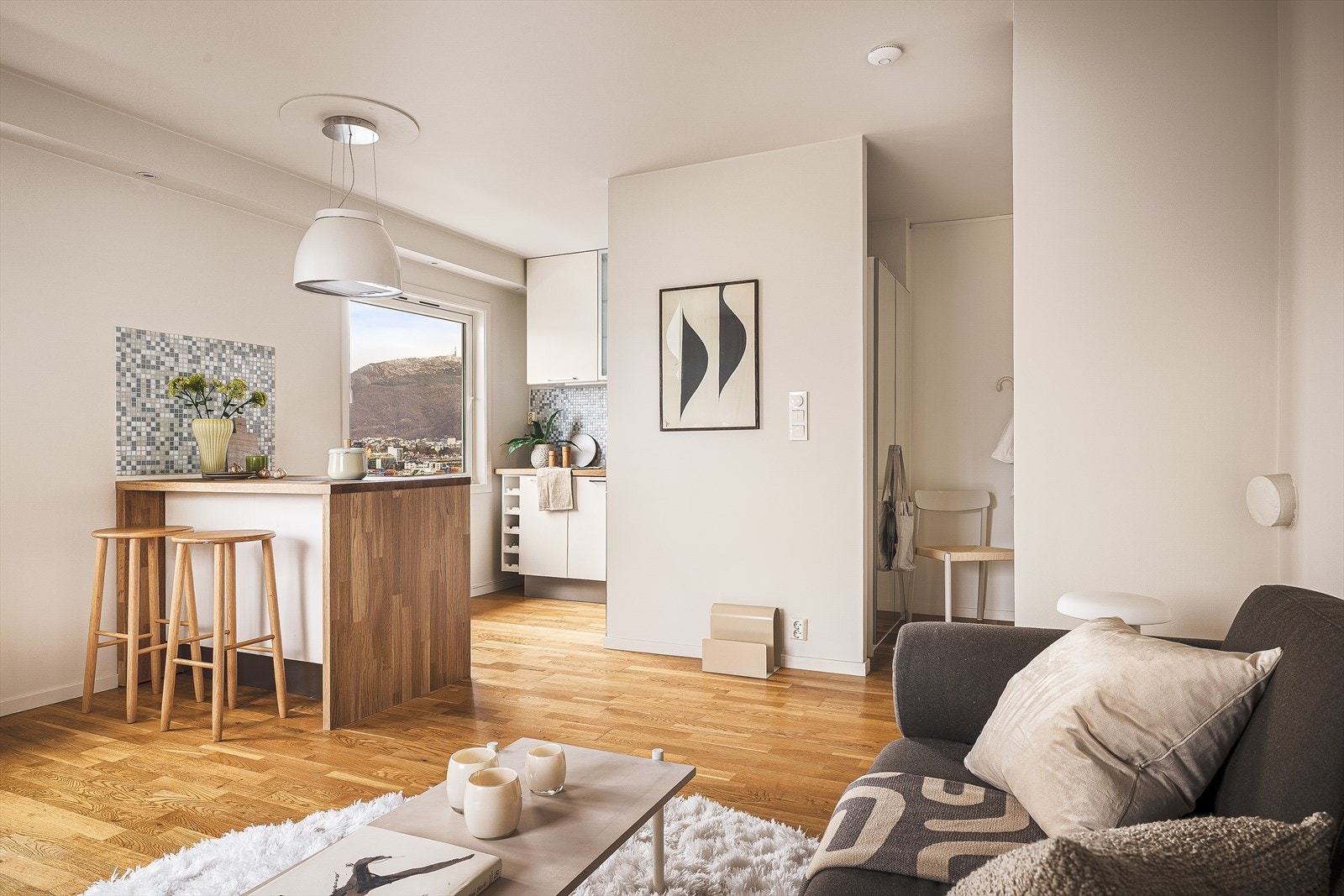 Åpen stue/kjøkkenløsning på 23,2m². Galleribilde