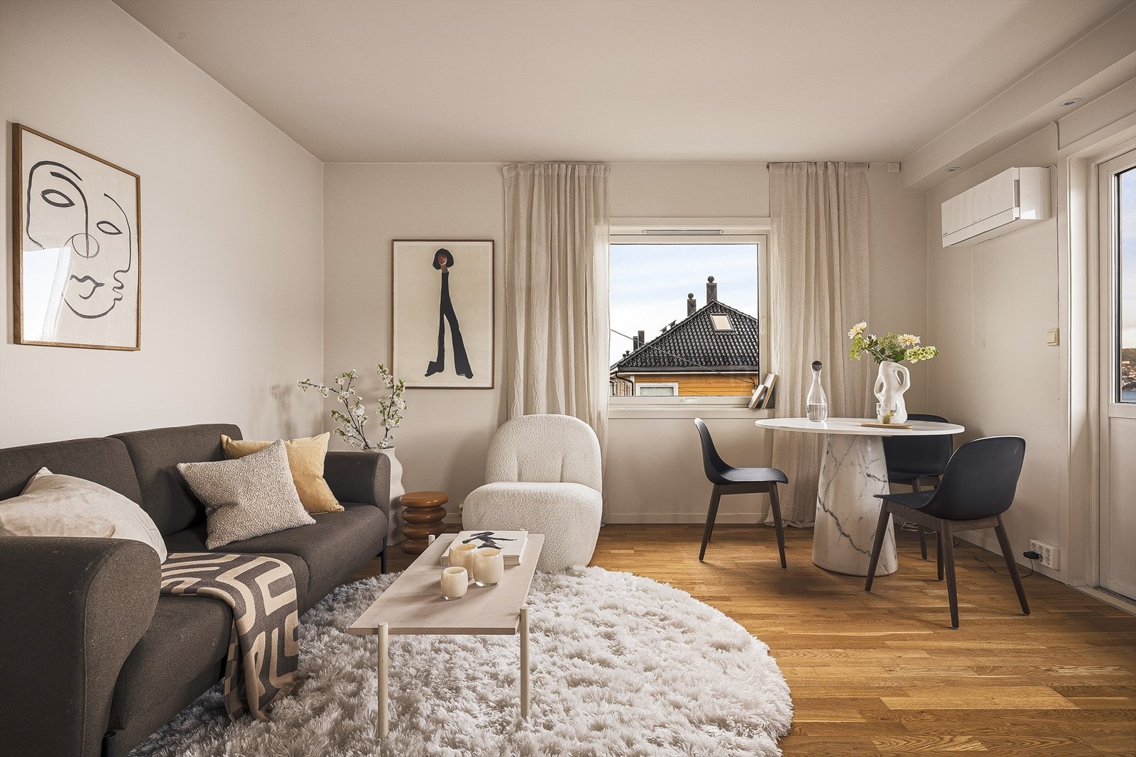 Plass til sofa og spisebord. Galleribilde