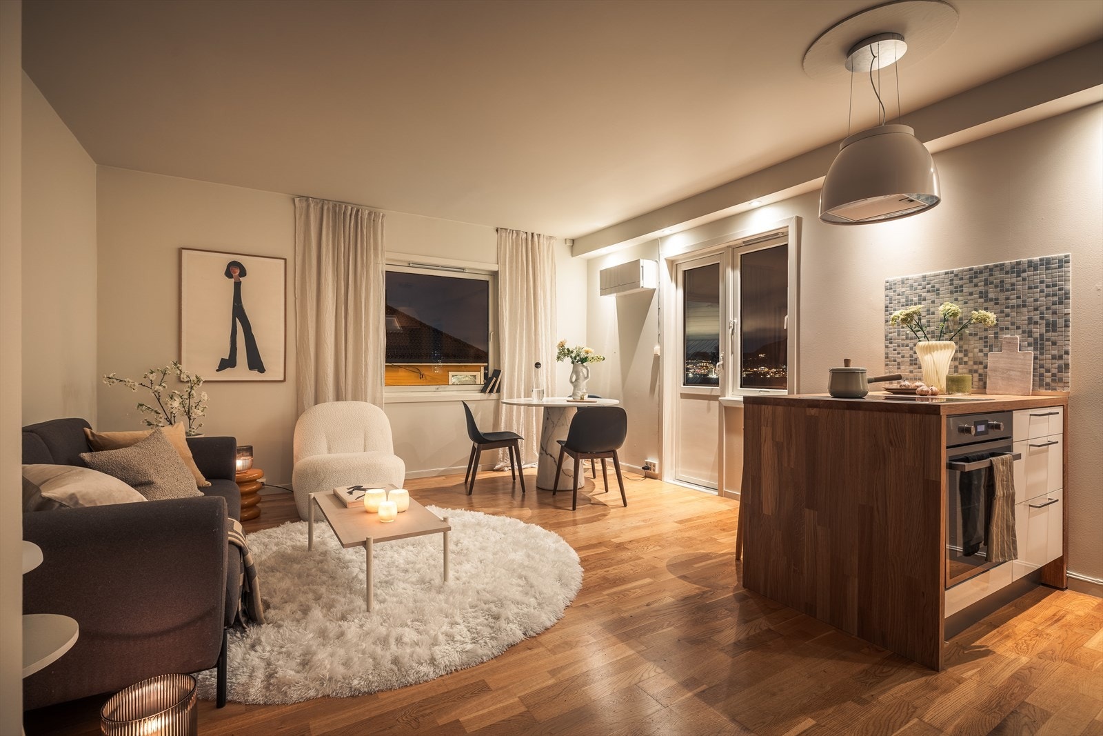 Egen spiseplass ved kjøkkenøy for to. Galleribilde