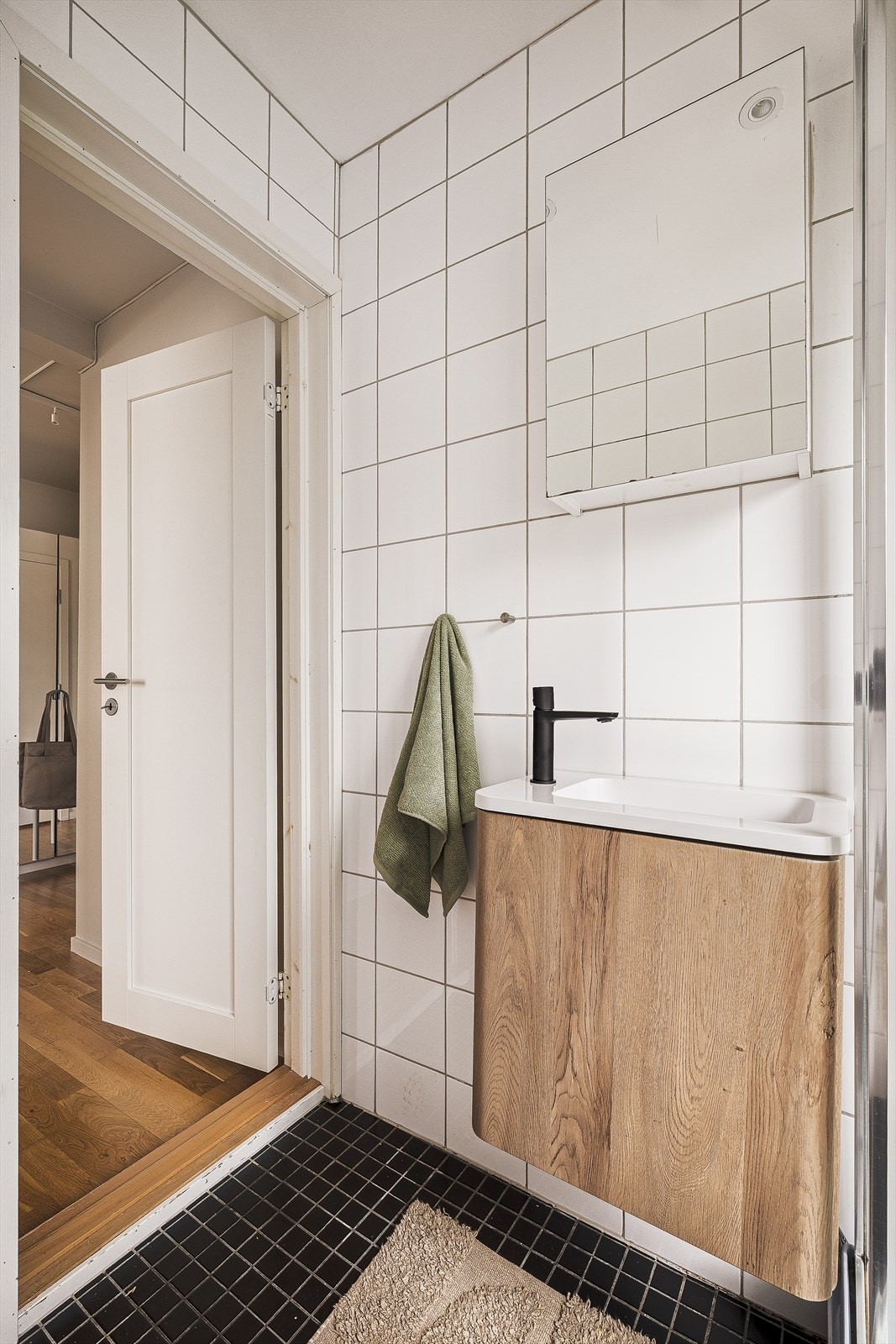 Malt platekledning i himling med innfelte spotlights. Galleribilde