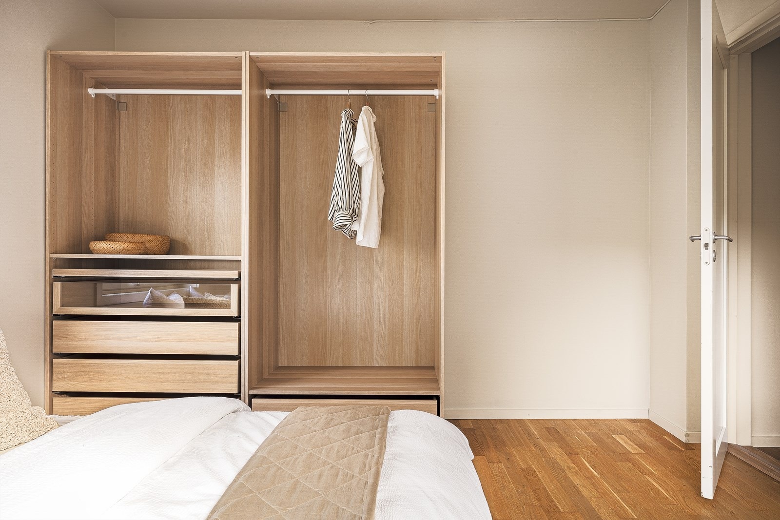 Nytt Pax garderobeskap til klesoppbevaring. Galleribilde