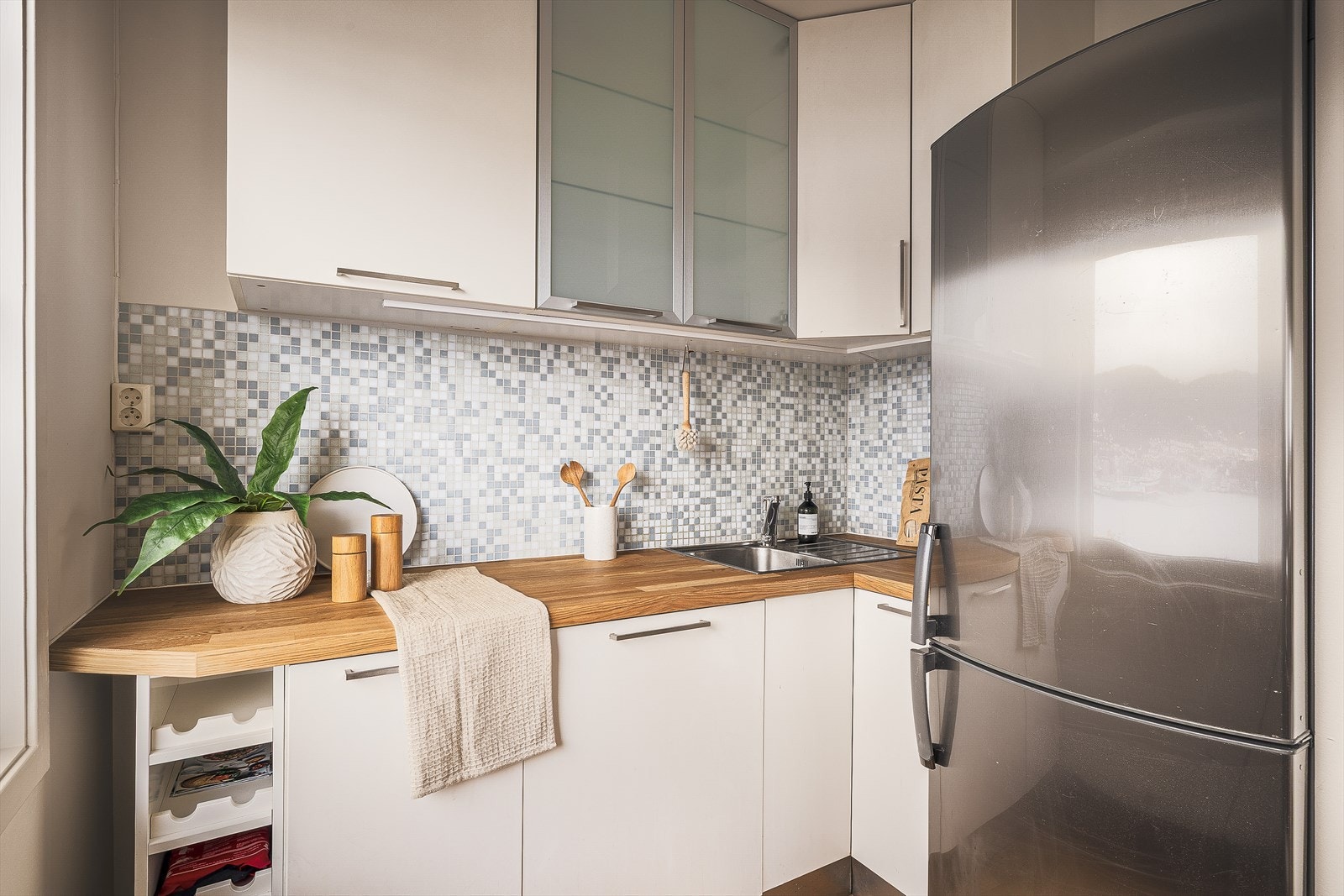 Mosaikkfliser over ny heltre benkeplate. Galleribilde