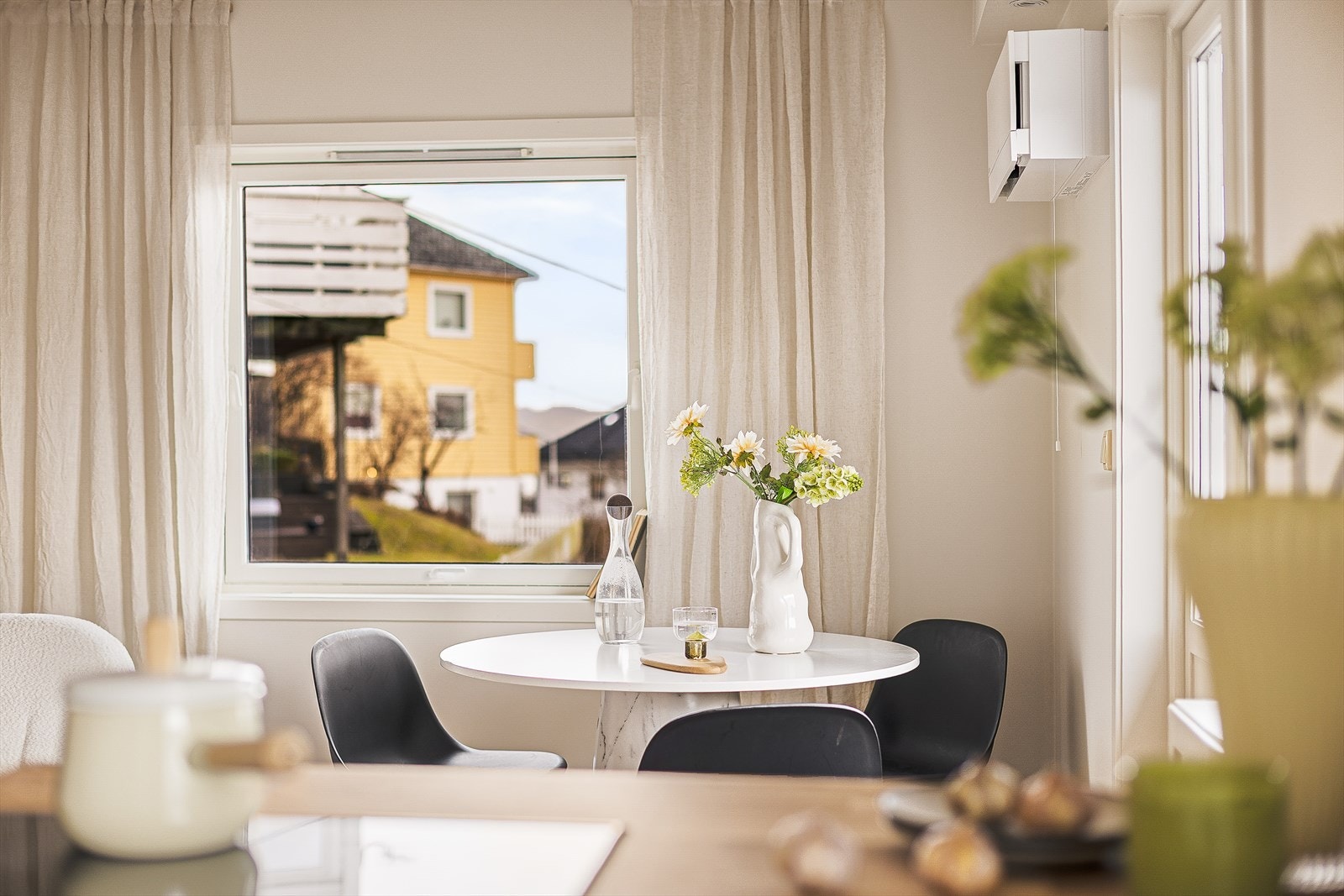 Flere vindusflater sikrer et godt og naturlig lysinnfall til rommet og ikke minst viser den flotte utsikten. Galleribilde