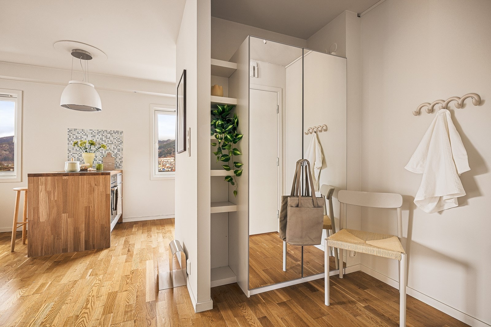 Plass til å henge fra seg yttertøy og sette fra seg sko. Galleribilde