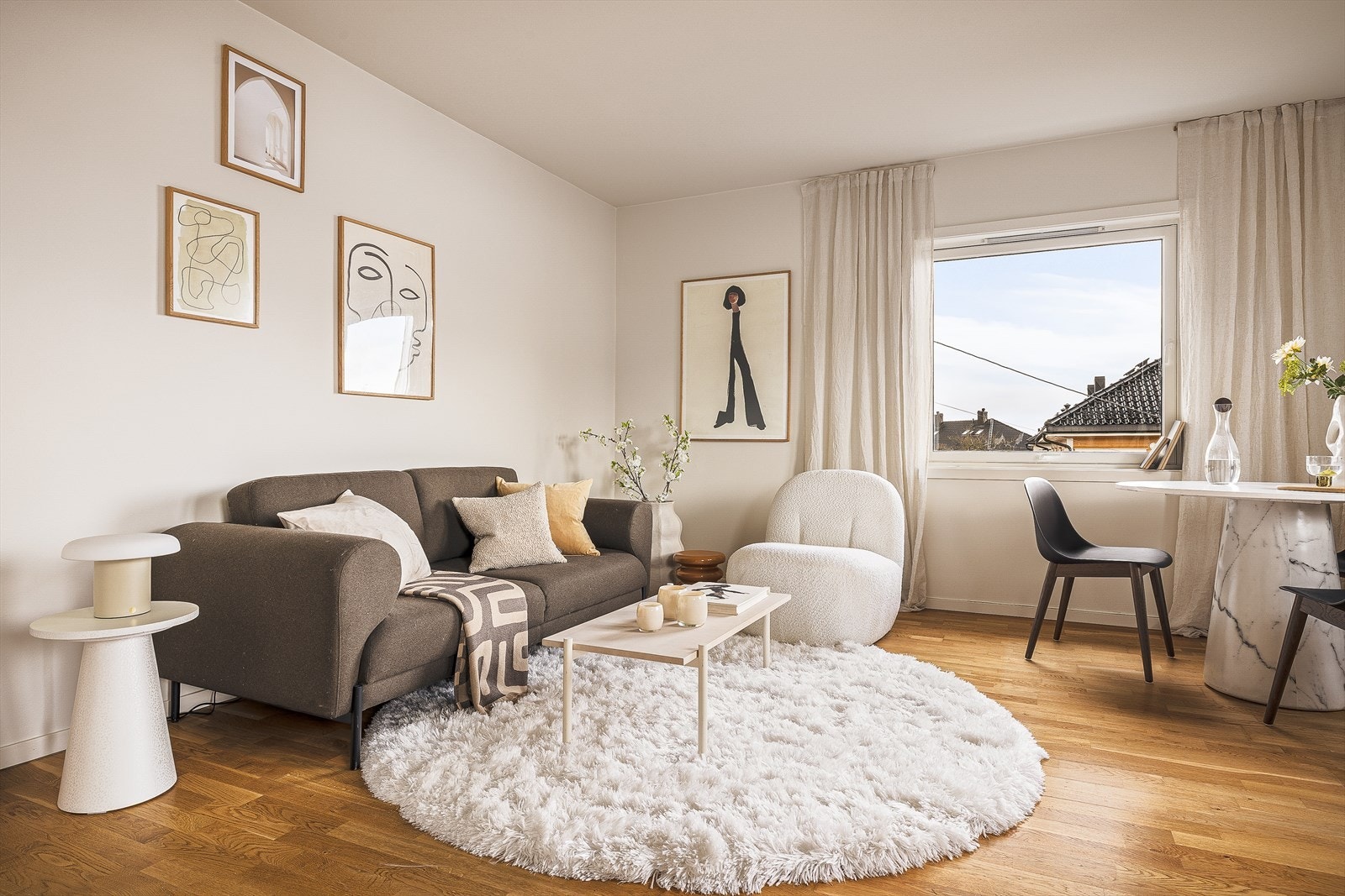 Veggene er lysmalte noe som gjør det lett å sette sitt eget preg på leiligheten. Galleribilde