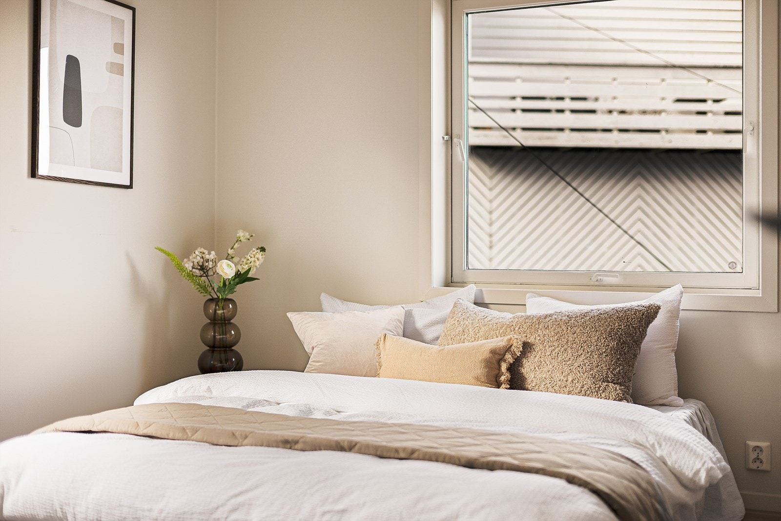 Parkett på gulv,
malt platekledning på vegger og i himling. Galleribilde