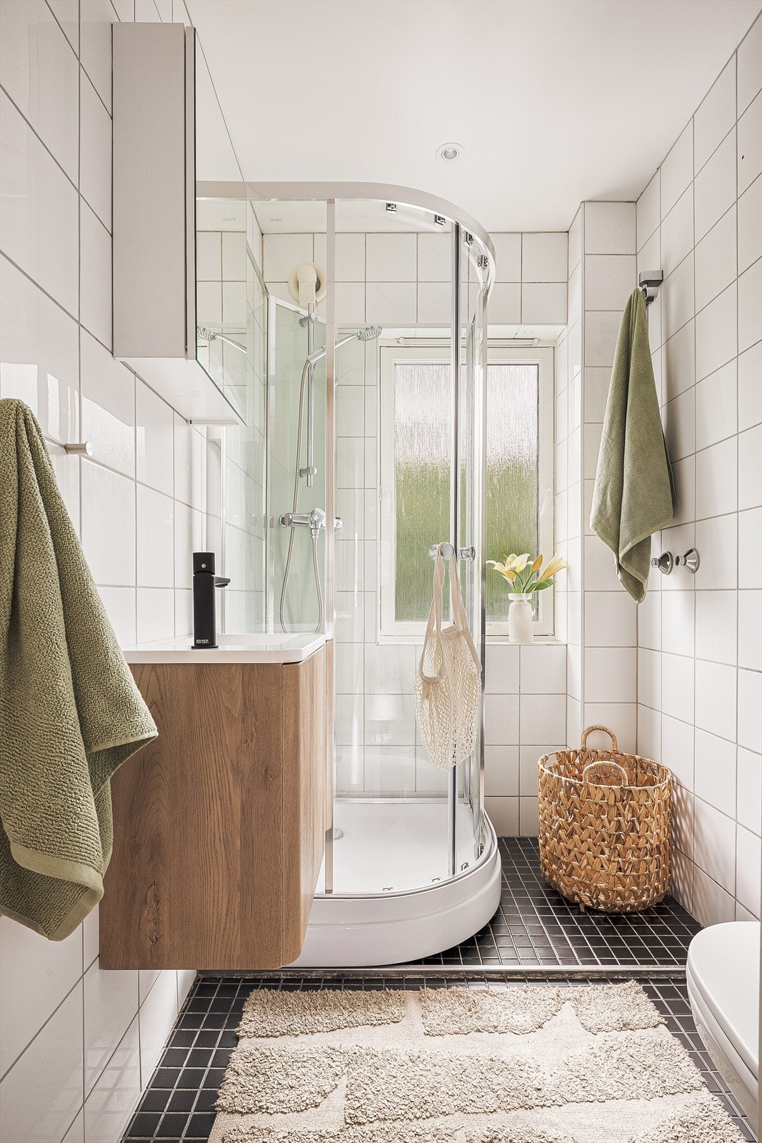 Keramiske fliser på gulv med underliggende varmekabler og keramiske fliser på vegger. Galleribilde