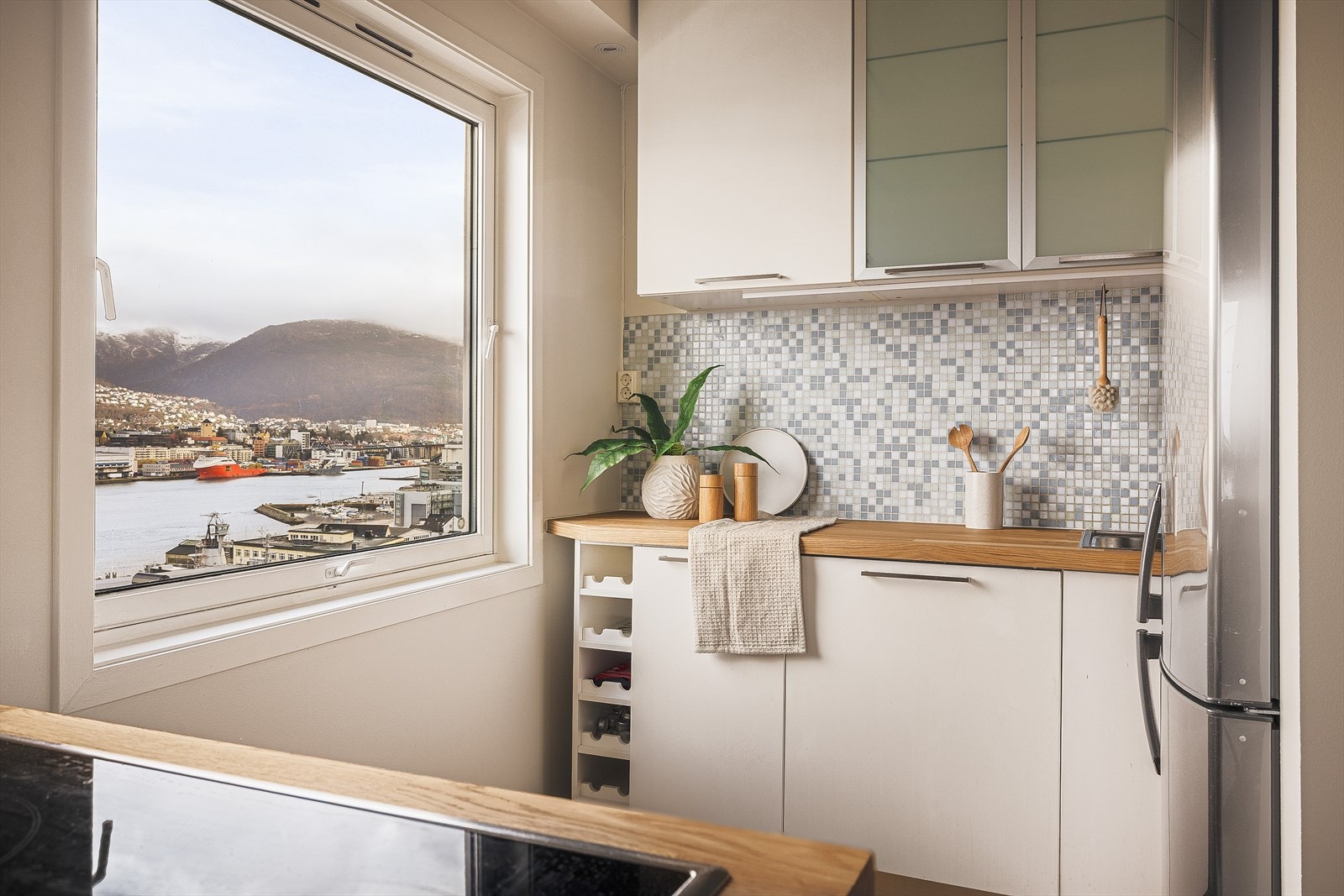 Parkett på gulv,
malt platekledning på vegger og i himling. Galleribilde