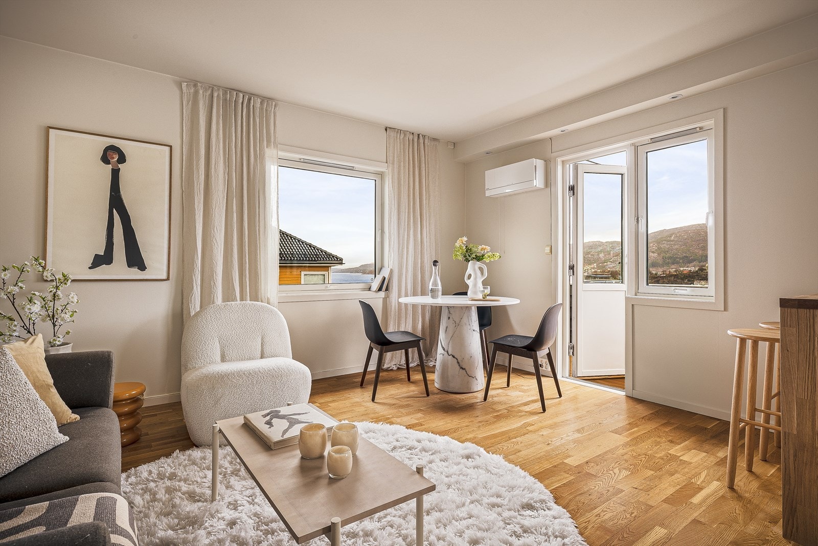 Fra stue/kjøkken er det utgang til en altan. Galleribilde