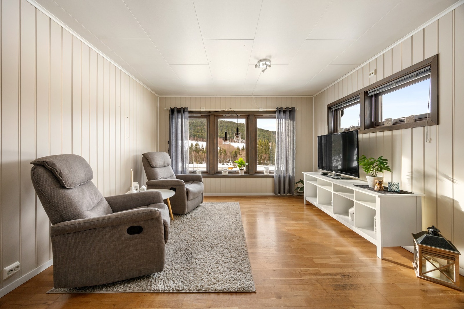 Boligen holder en forholdsvis god standard og har blitt jevnlig vedlikeholdt gjennom årene. Galleribilde