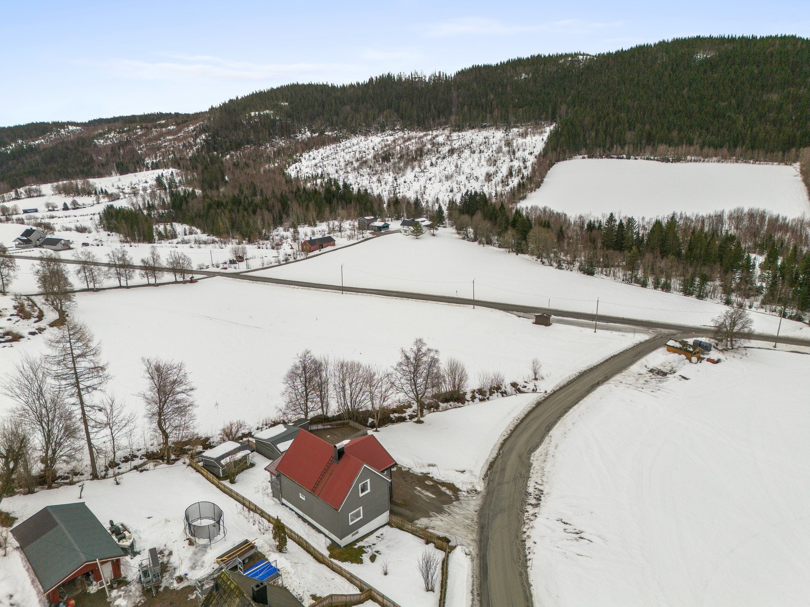 I tillegg har du umiddelbar nærhet til flotte turmuligheter både sommer og vinter - perfekt for deg som liker friluftsliv og et aktivt hverdagsliv. Galleribilde