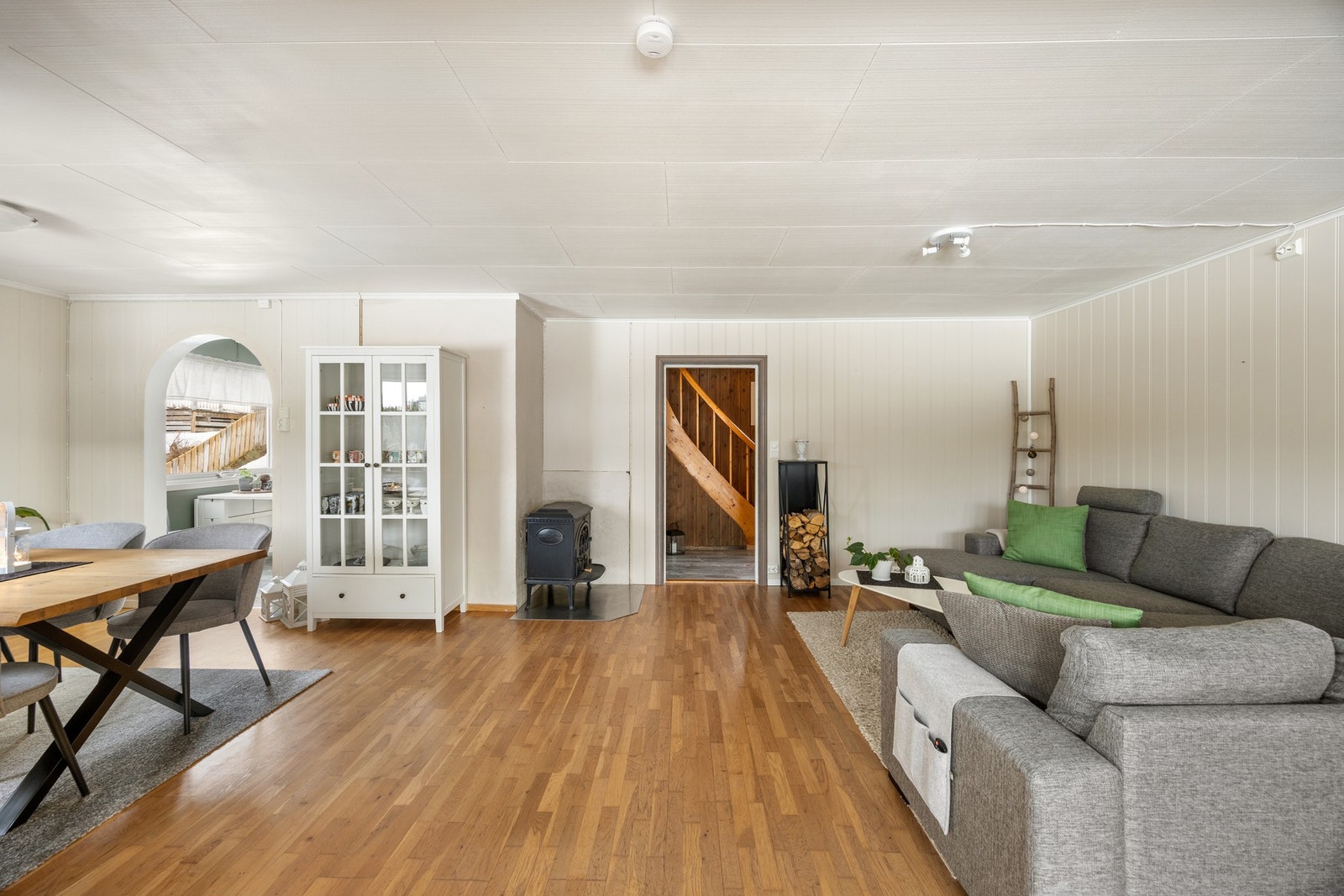 Den romslige stuen har mange møbleringsmuligheter Galleribilde