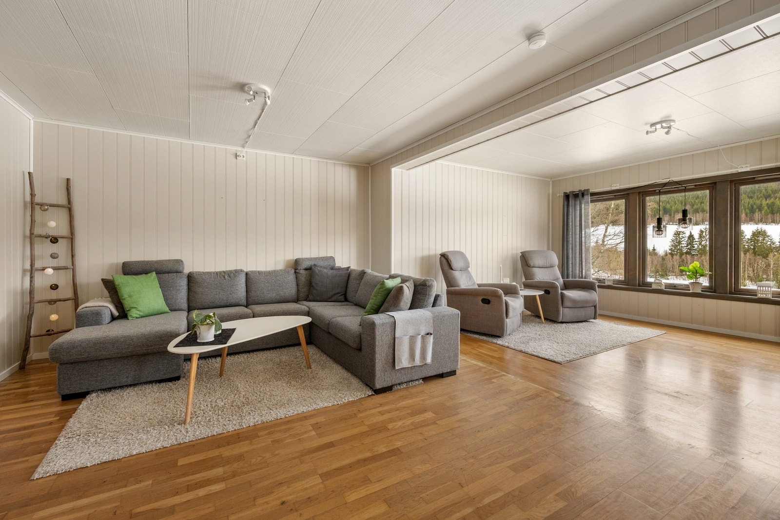 Lys, trivelig stue med store vindu som sørger for gode dagslysforhold. Galleribilde