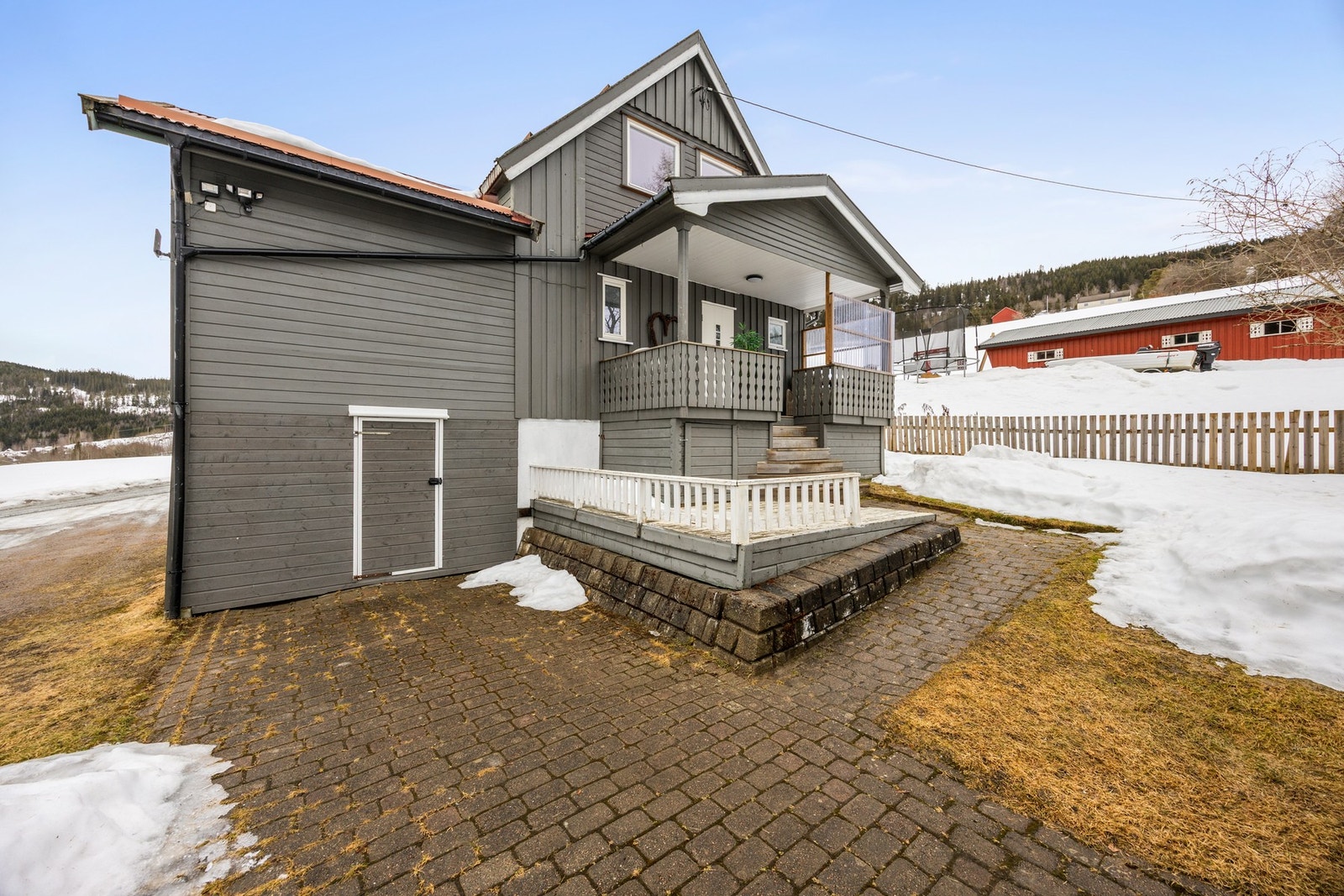 Steinbelagt område utenfor huset. Galleribilde