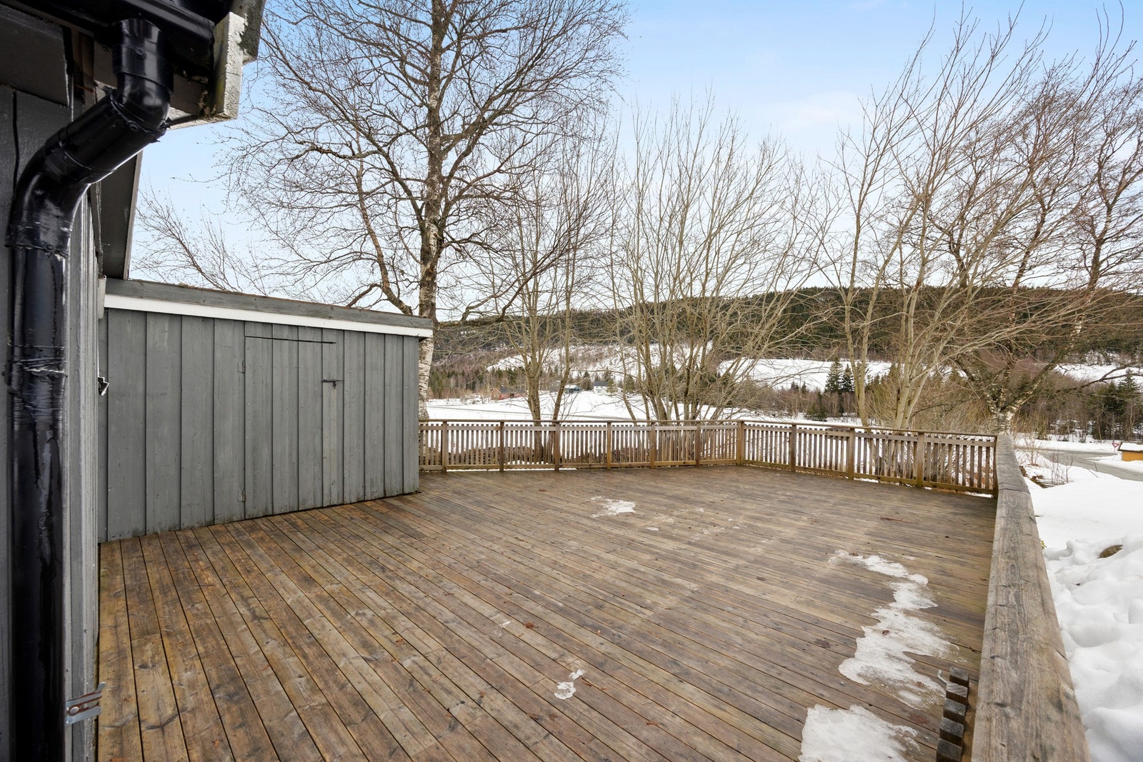 Terrasse i tilknytning til garasjen. Galleribilde
