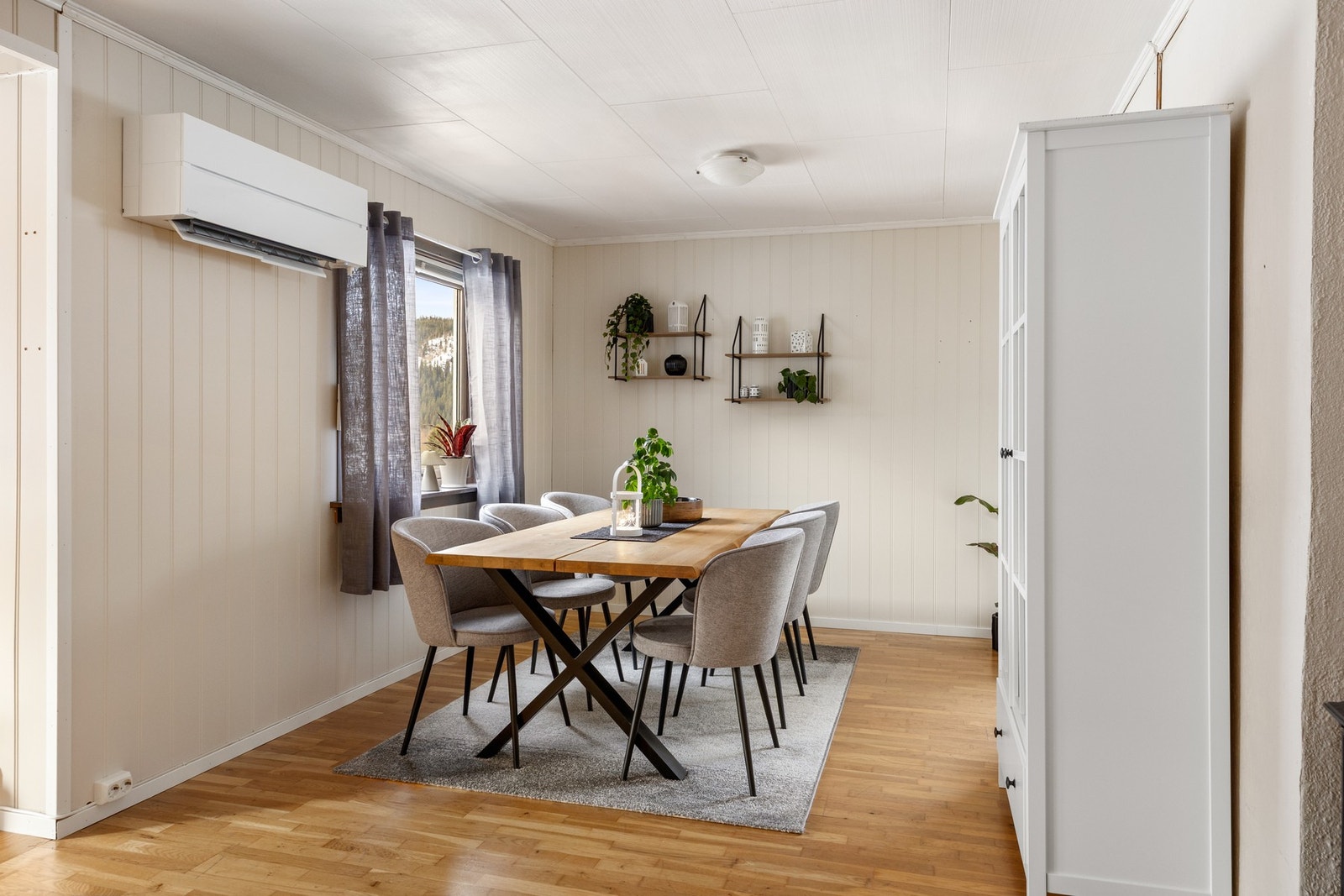 Det er oppvarming fra vedfyring, elektrisitet og varmepumpe Galleribilde