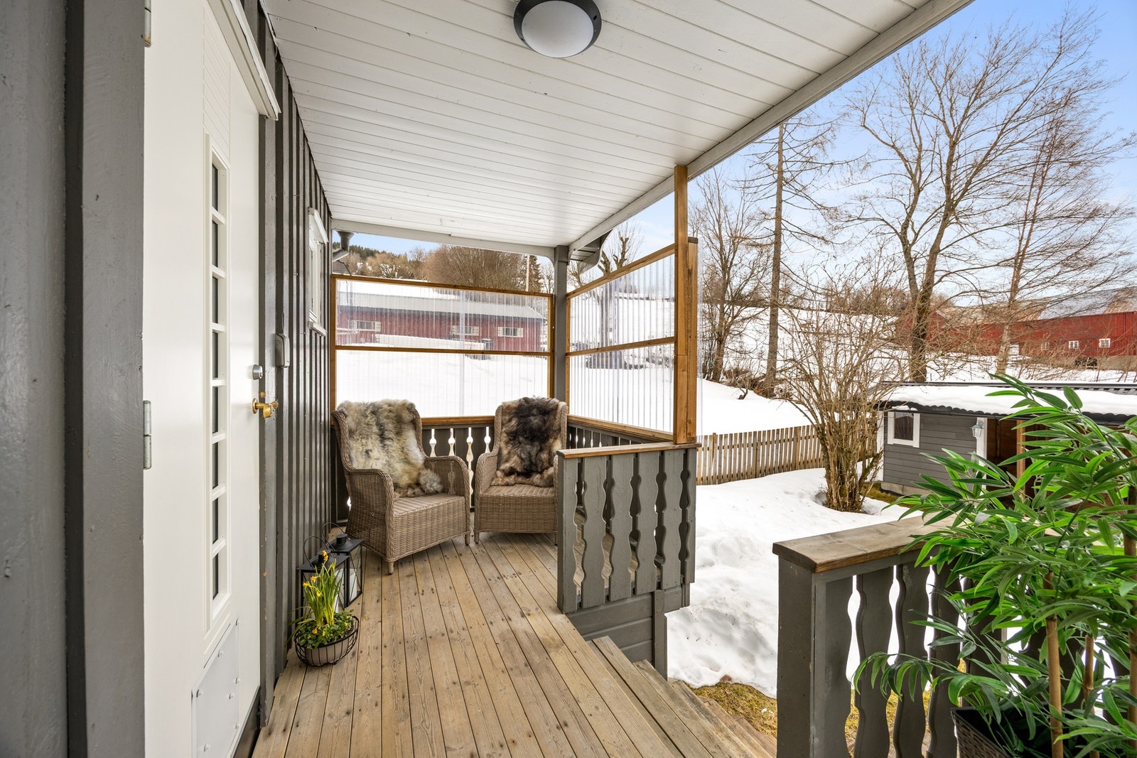 Inngangsparti med terrasse og takoverbygg. Galleribilde