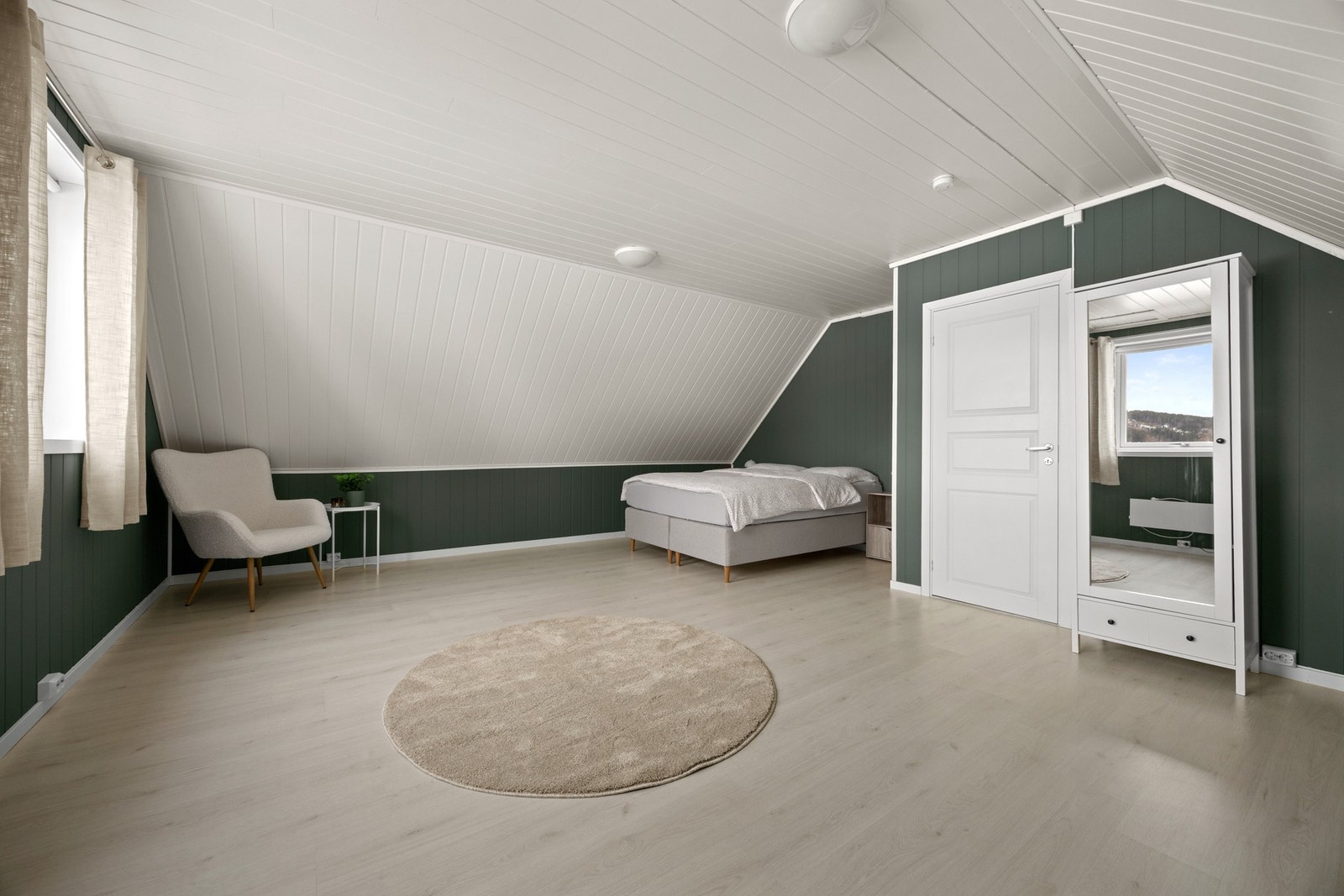 Rommets størrelse gjør at man har muligheten til å sette opp lettvegg mellom de to vinduene, og ved behov kan få to gode soverom. Galleribilde