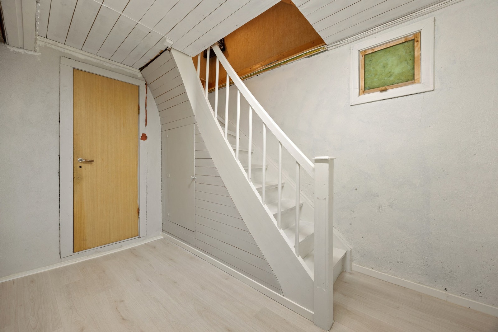Trapp ned til underetasje. Gang - 8 kvm. Galleribilde