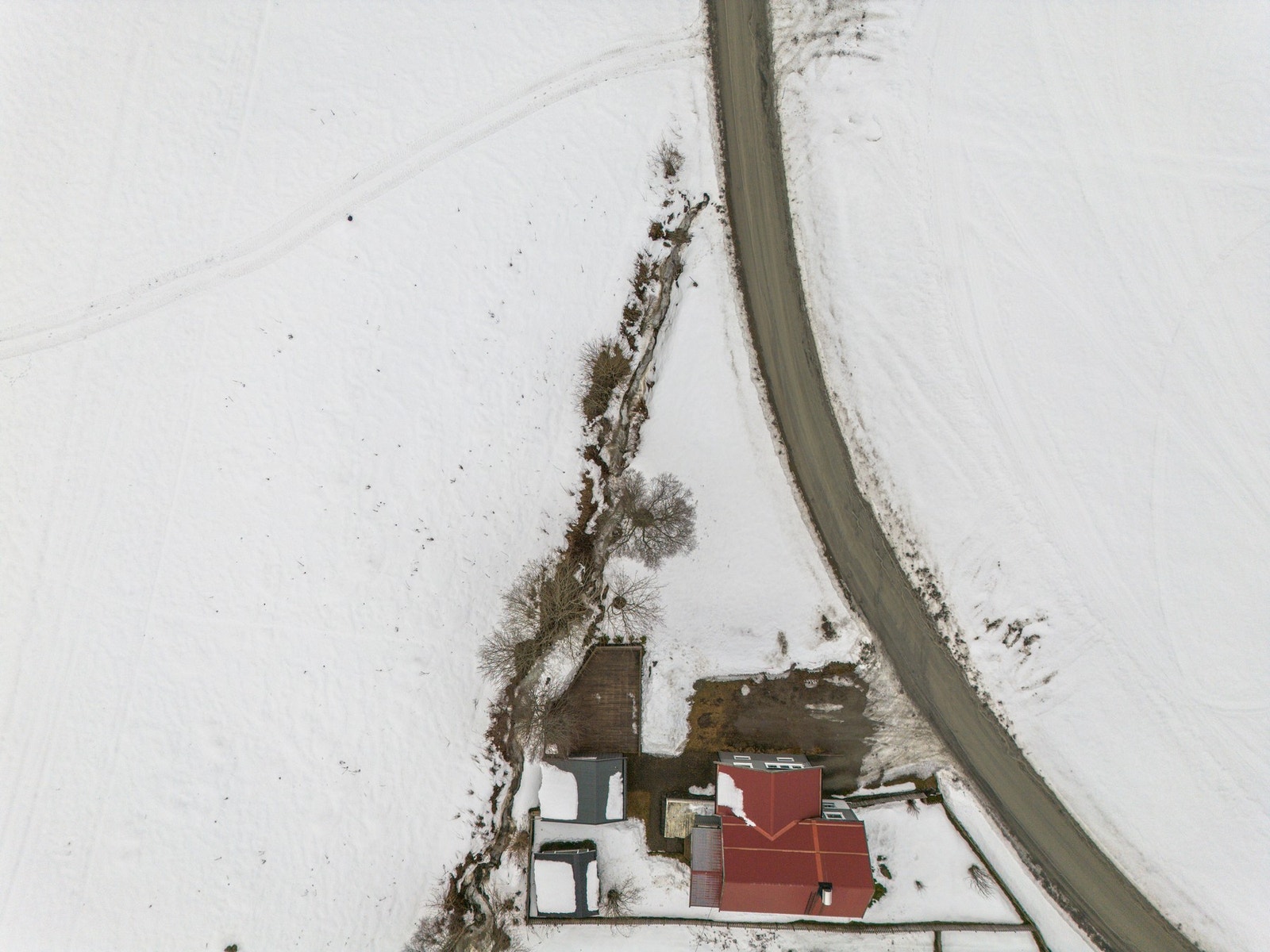 Fra eiendommen er det kort avstand til busstopp, dagligvarebutikk, skole og øvrige servicetilbud. Galleribilde