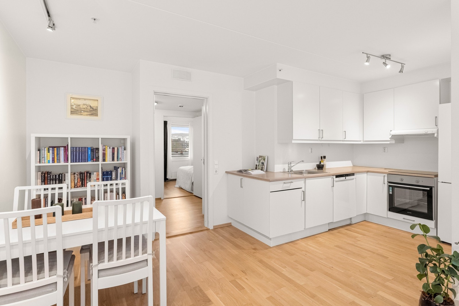 Mellom stue og kjøkken er det fint å plassere spisebord. Galleribilde