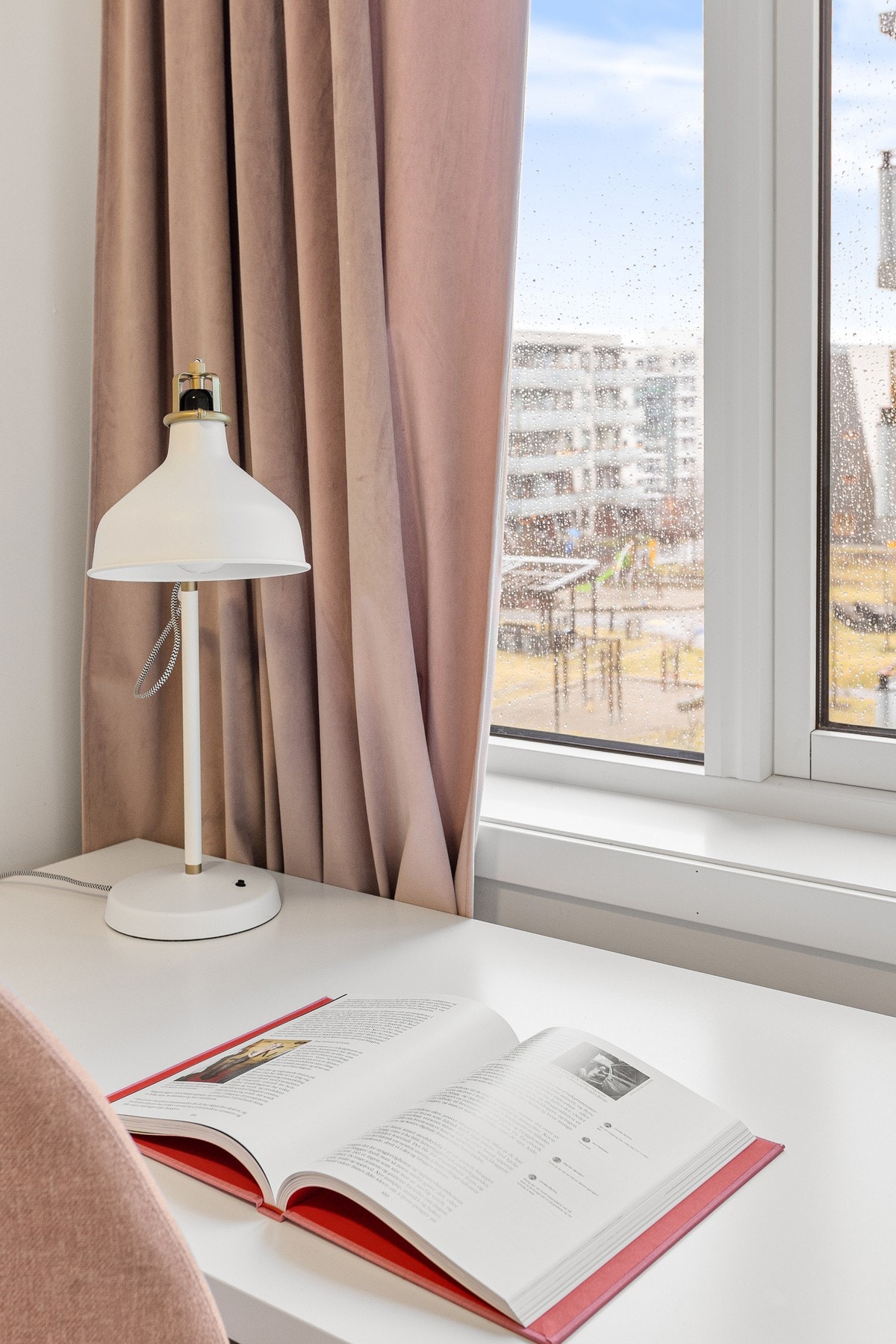 Ha du skolebarn, er student eller har du hjemmekontor? Her er det fint å plassere skrivepulten. Galleribilde